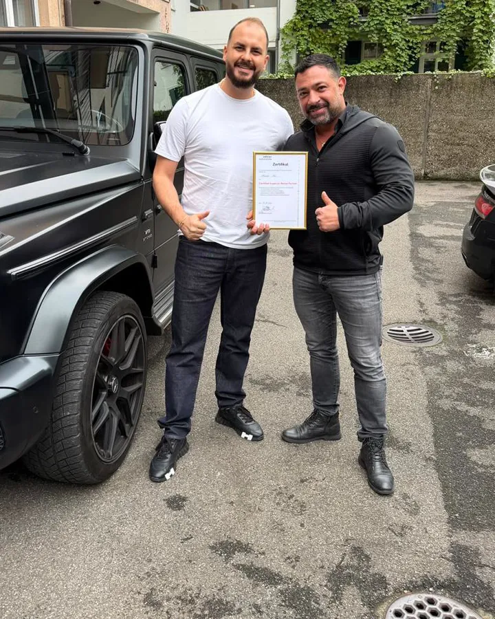 Adin Kilim und Mehmet Kul mit dem Zertifikat Certified Superior Rental Partner vor einer schwarzen G-Klasse